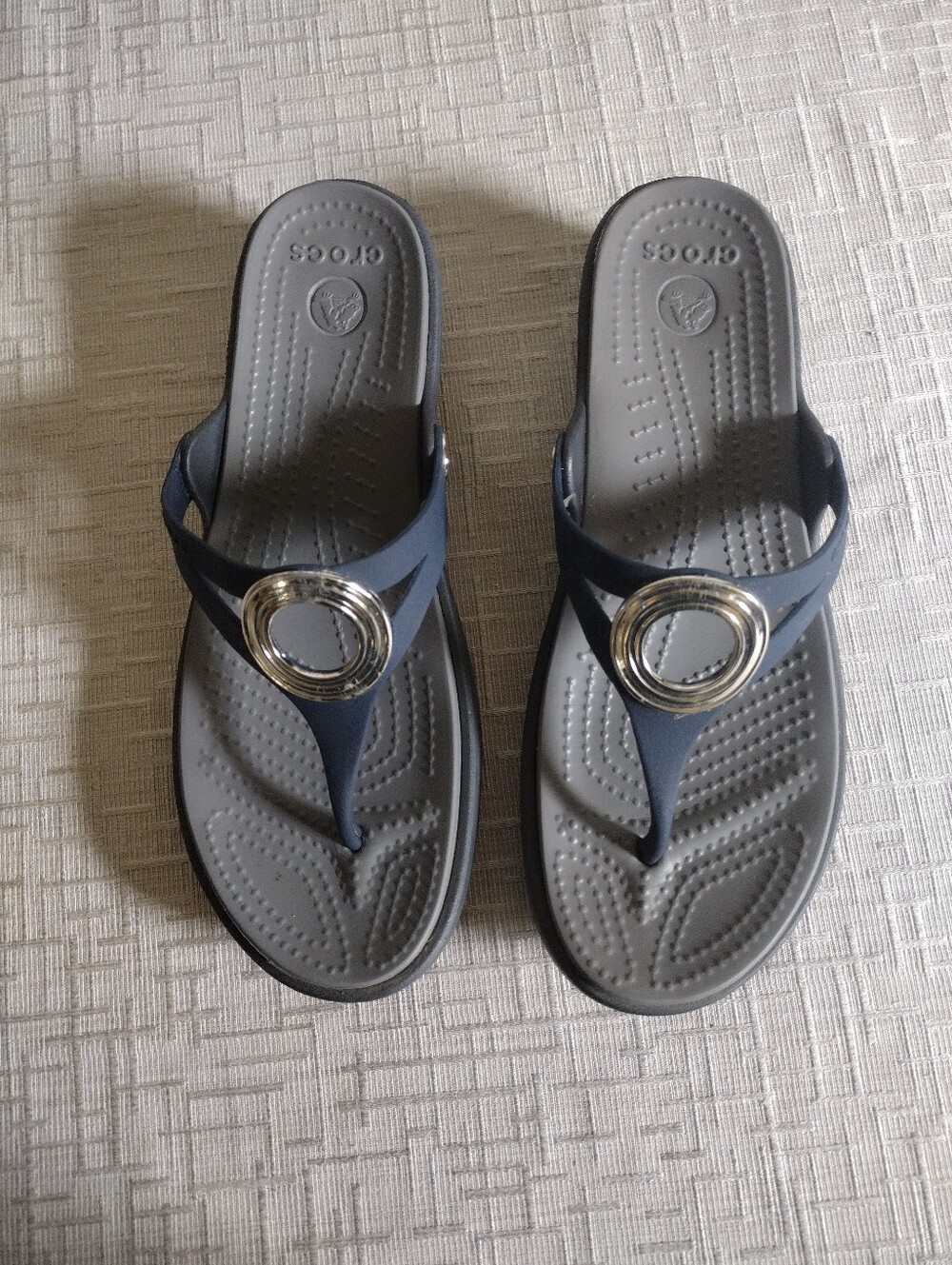 Crocs Sanrah Ringed Silver Circle Thong Blue Wedge Sandals Women's Size 8